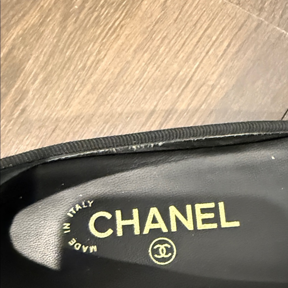 CHANEL Women's Black and Gold ballet flats - Picture 2 of 10